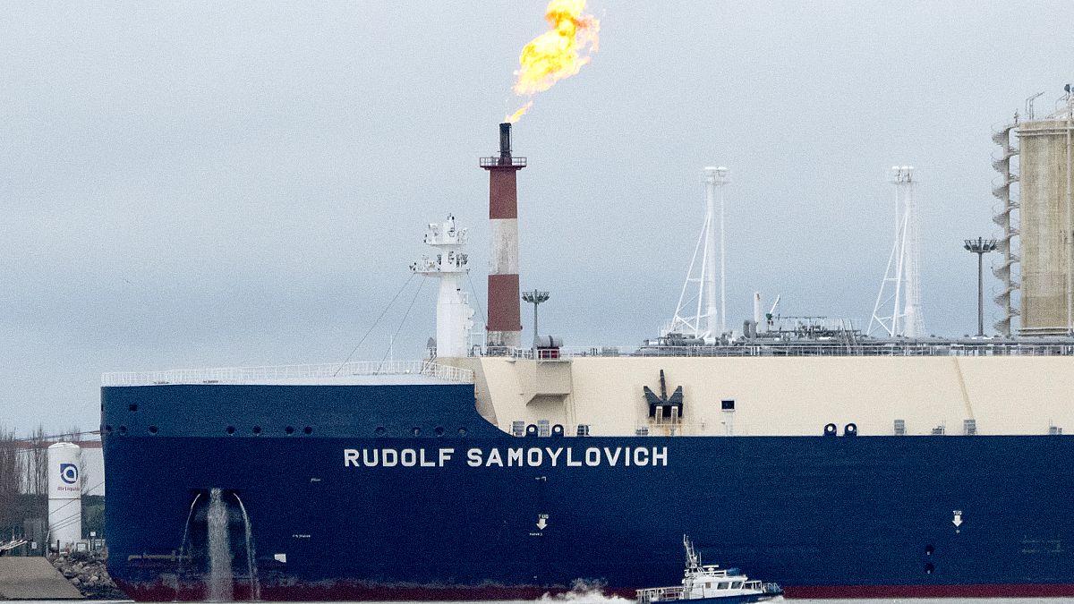 ناقلة الغاز الطبيعي المسال رودولف سامويلوفيتش تبحر تحت علم جزر الباهاماس.