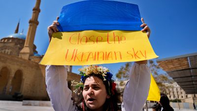 Manifestante portant un drapeau ukrainien et réclamant une zone d'exclusion aérienne dans le ciel ukrainien - Beyrouth (Liban), le 27/03/2022