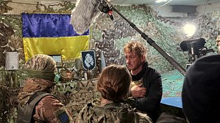 شان پن در حاشیه فیلمبرداری مستندی که درباره با جنگ اوکراین و روسیه ساخته است