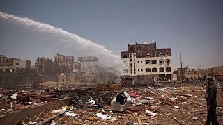 إخماد رجال الإطفاء الحريق بعد غارات جوية بقيادة السعودية استهدفت منزلين في صنعاء - اليمن. السبت 26 مارس / آذار 2022.