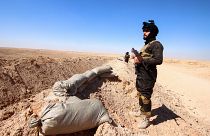 مقاتل عراقي يشارك في عملية أمنية بحثا عن متسللين غرب مدينة النجف وسط الصحراء. 2022/02/22