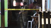  Un soldado vigila el perímetro de una escena del crimen en un pequeño mercado en San Salvador, El Salvador, 27/3/2022.