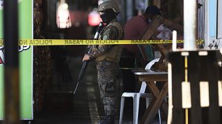  Un soldado vigila el perímetro de una escena del crimen en un pequeño mercado en San Salvador, El Salvador, 27/3/2022.