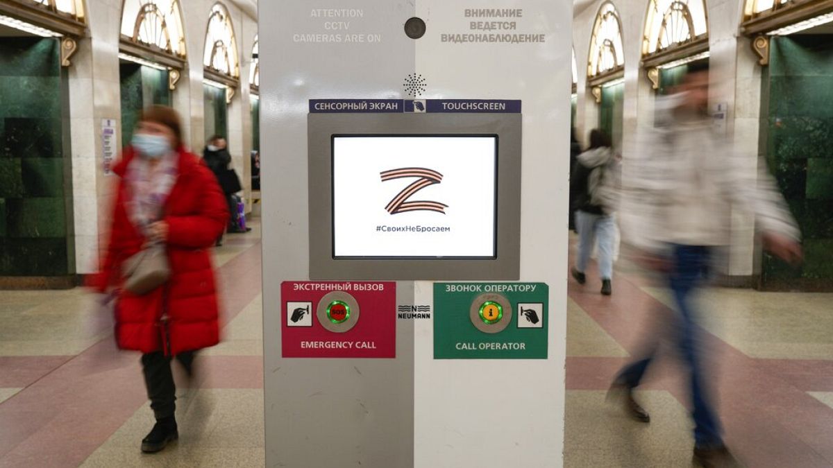 Rusya'nın St Petersburg kentindeki metro bilet satış noktasında Rus ordusunu temsil eden "Z" işareti ekranda