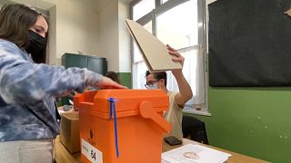Ciudadana votando por el referendum de la Ley de Urgente Consideración en Uruguay