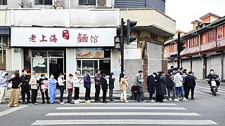 Varios ciudadanos hacen cola para la prueba Covid-19 en un hospital de Shanghái, el viernes 11 de marzo de 2022