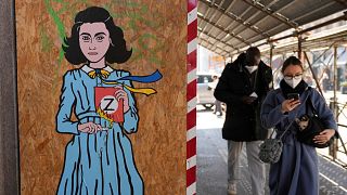 Grafitti em Milão mostra Anne Frank a queimar o símbolo da invasão russa