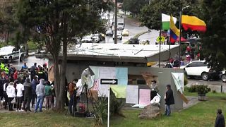 La comisaría de policía con pancartas, 27/2/2022, Bogotá, Colombia