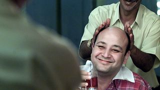 المذيع المصري عمرو أديب قبل تصوير برنامجه الترفيهي المباشر "القاهرة اليوم" في 16 يونيو 2001.
