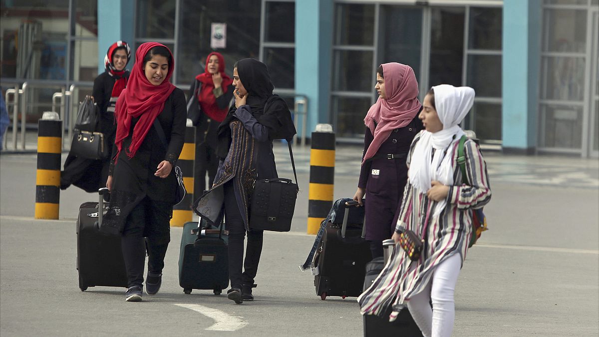 آرشیو/ دختران تیم روباتیک افغانستان در فرودگاه حامد کرزی کابل/ ۲۰۱۷