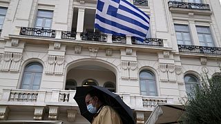 Πολίτης με μάσκα περπατάει στο κέντρο της Αθήνας την περίοδο του κορωνοϊού