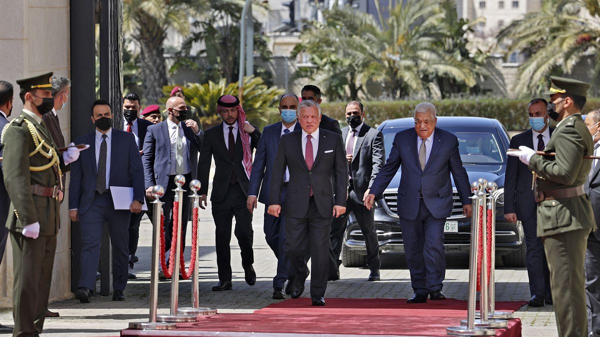 الرئيس الفلسطيني محمود عباس مستقبلاً العاهل الأردني عبد الله الثاني 