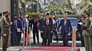 الرئيس الفلسطيني محمود عباس مستقبلاً العاهل الأردني عبد الله الثاني الرئيس الفلسطيني محمود عباس مستقبلاً العاهل الأردني عبد الله الثاني