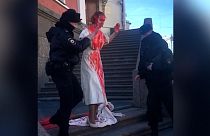 بدون تعليق: فنانة روسية تغرق نفسها بدم مزيف احتجاجا على غزو أوكرانيا
