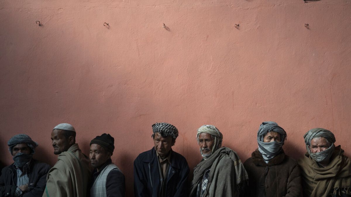 Taliban kamuda çalışan erkeklere sakal bırakme ve kıyafet yönetmeliğine uyma zorunluluğu getirdi