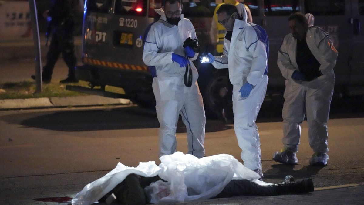 İsrail'in Hadera kentindeki saldırıda iki İsrail polisi öldürüldü