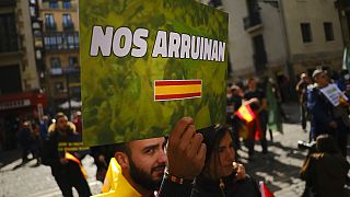 Ισπανός διαδηλωτής με πλακάτ «μας διαλύουν»