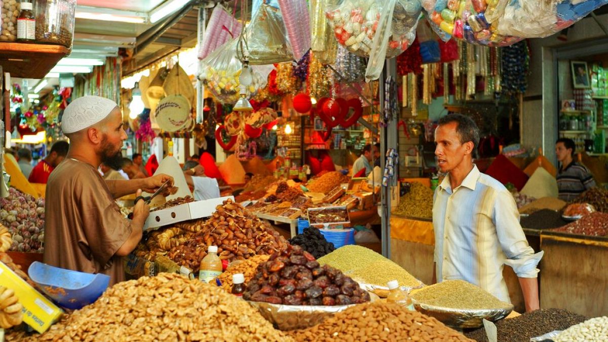 رجل يشتري تمرًا في سوق في الدار البيضاء استعدادًا للإفطار في أول أيام شهر رمضان المبارك في الدار البيضاء، المغرب، السبت 21 يوليو 2012 
