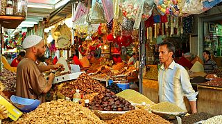 رجل يشتري تمرًا في سوق في الدار البيضاء استعدادًا للإفطار في أول أيام شهر رمضان المبارك في الدار البيضاء، المغرب، السبت 21 يوليو 2012