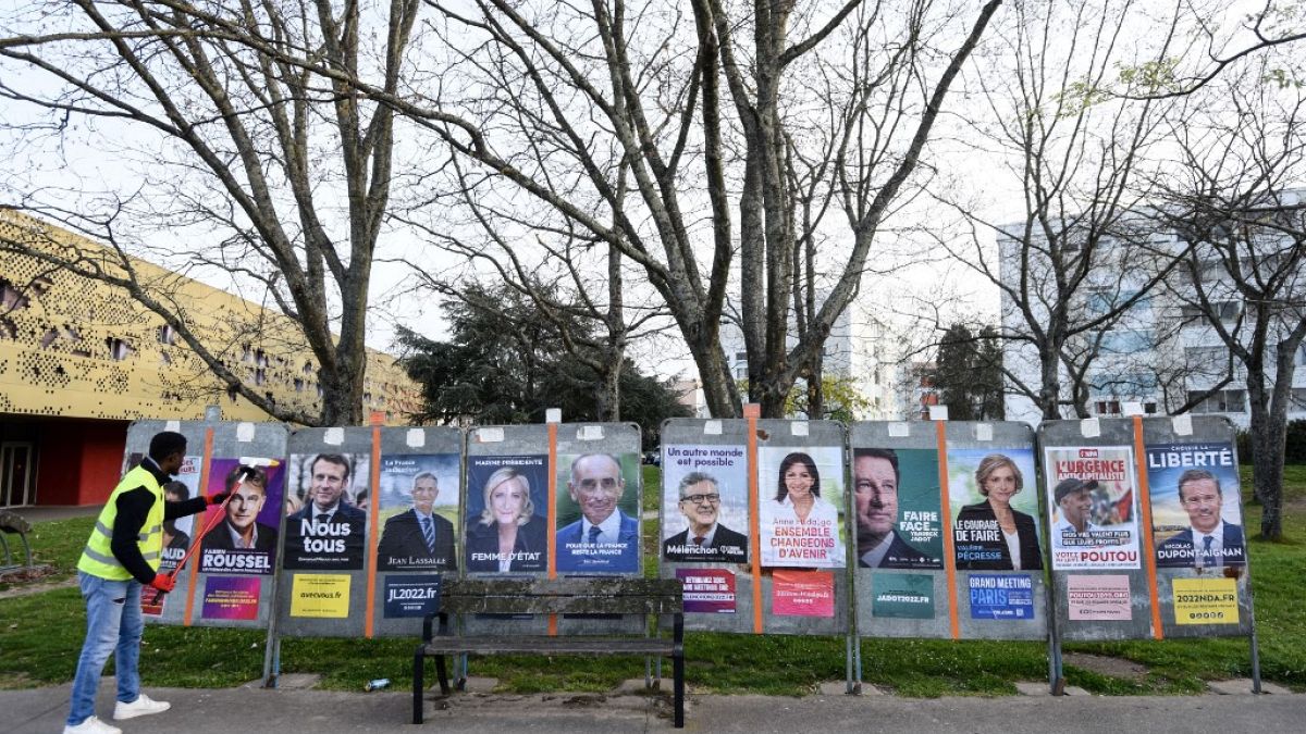 Un employé municipal de Saint-Herblain (ouest de la France) colle les affiches de campagne des 12 candidats à la présidentielle - 28/03/2022