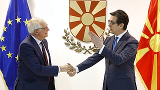O επικεφαλής της ευρωπαϊκής διπλωματίας Ζοζέπ Μπορέλ με τον πρόεδρο της Βόρειας Μακεδονίας Στέβο Πενταρόφσκι