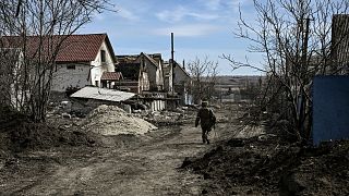 Soldat ukrainien patrouillant dans Mala Rohan, un village à l'est de Kharkiv, repris aux forces russes, le 28 mars 2022 