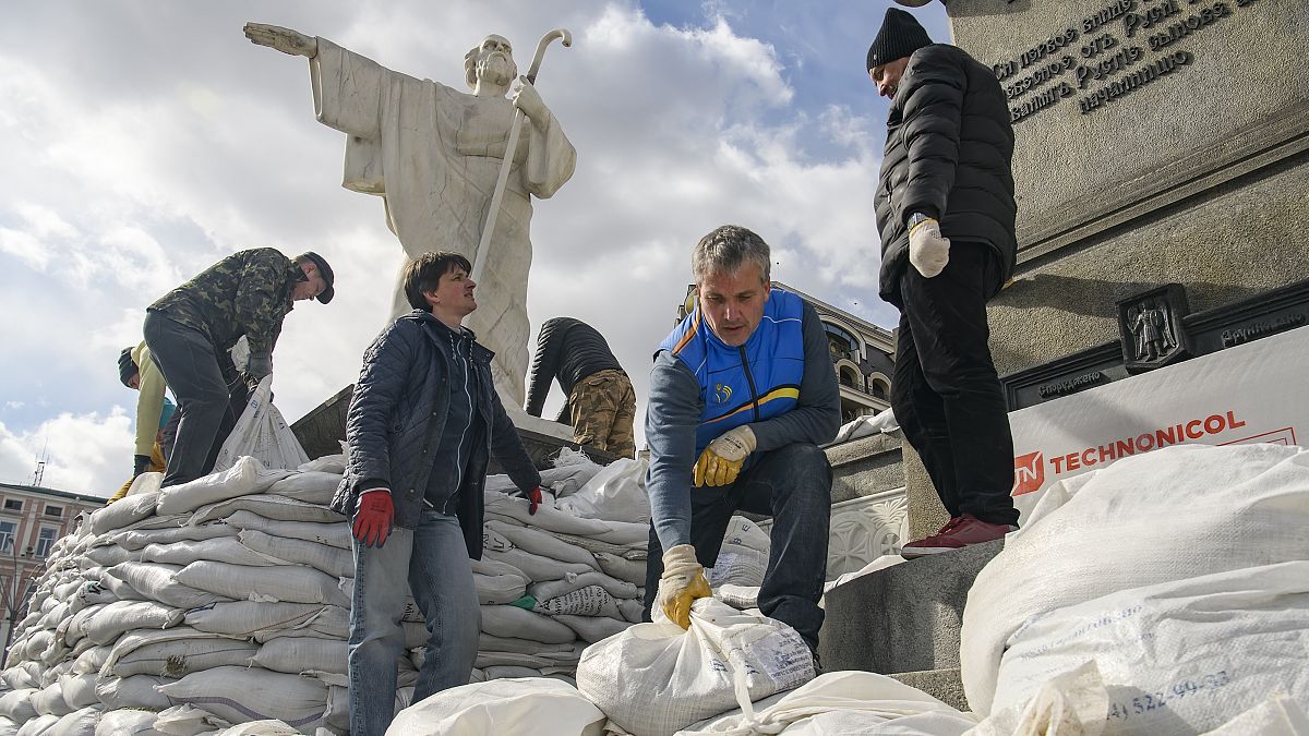 Die Einwohner Kiews präparieren Denkmäler mit Sandsäcken