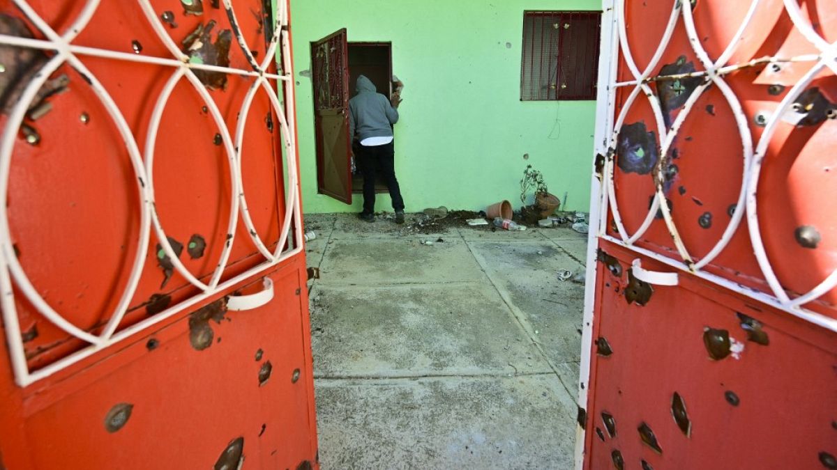 Meksika'da çete çatışmalarında kurşunlara hedef olan bir ev (Arşiv) 