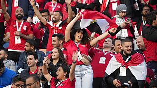 مشجعو المنتخب المصري قبل مباراته مع السنغال خلال مباراة تأهيلية لكرة القدم لكأس العالم لكرة القدم قطر 2022 في استاد القاهرة الدولي، مصر، الجمعة 25 مارس 2022.
