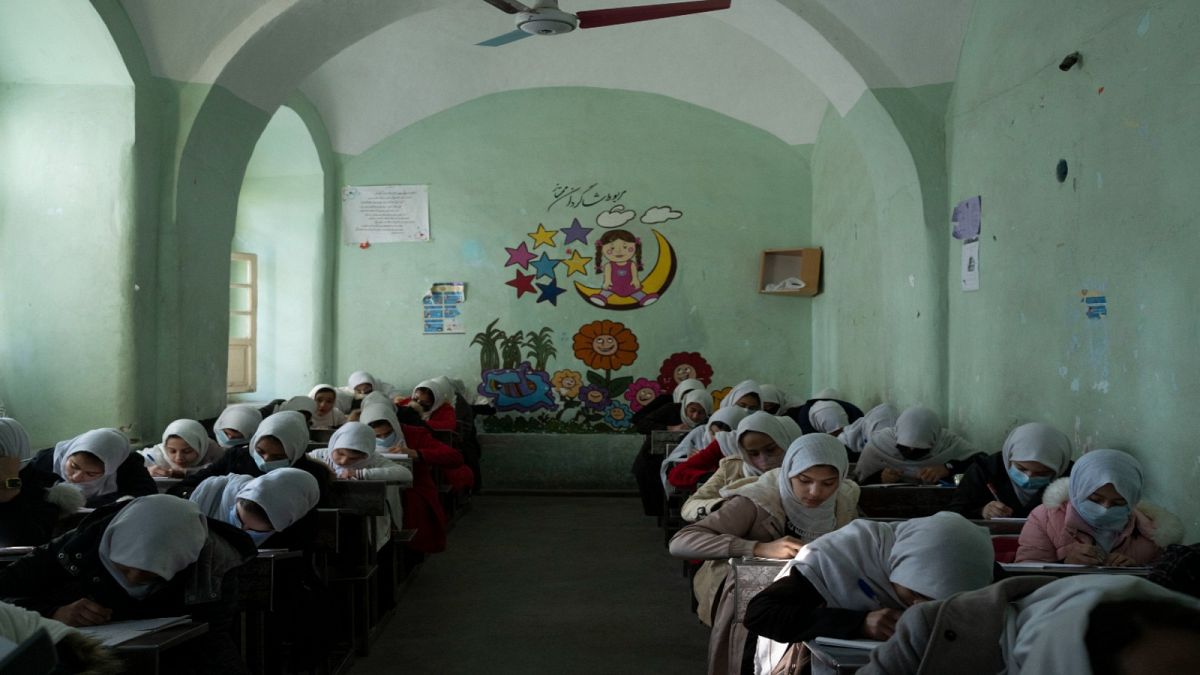 فتيات أفغانيات في فصل دراسي بمدرسة تاج روبواي الثانوية للبنات، في هرات، أفغانستان، 25 نوفمبر 2021
