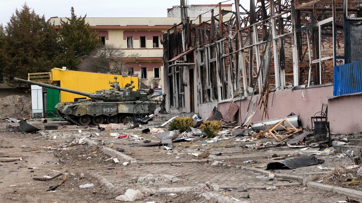 Bâtiments et char détruits à Trostsyanets, localité à 400 km à l'est de Kyiv, le 28 mars 2022 