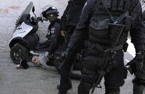 عناصر من الشرطة الإسرائيلية يعتقلون فلسطينيا بالقرب من باب العامود البلدة القديمة في القدس المحتلة، 28 فبراير/شباط  2022.