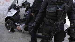 الشرطة الإسرائيلية تعتقل رجلاً فلسطينياً بالقرب من باب العامود خارج البلدة القديمة بالقدس، يوم الإثنين 3 فبراير / شباط.