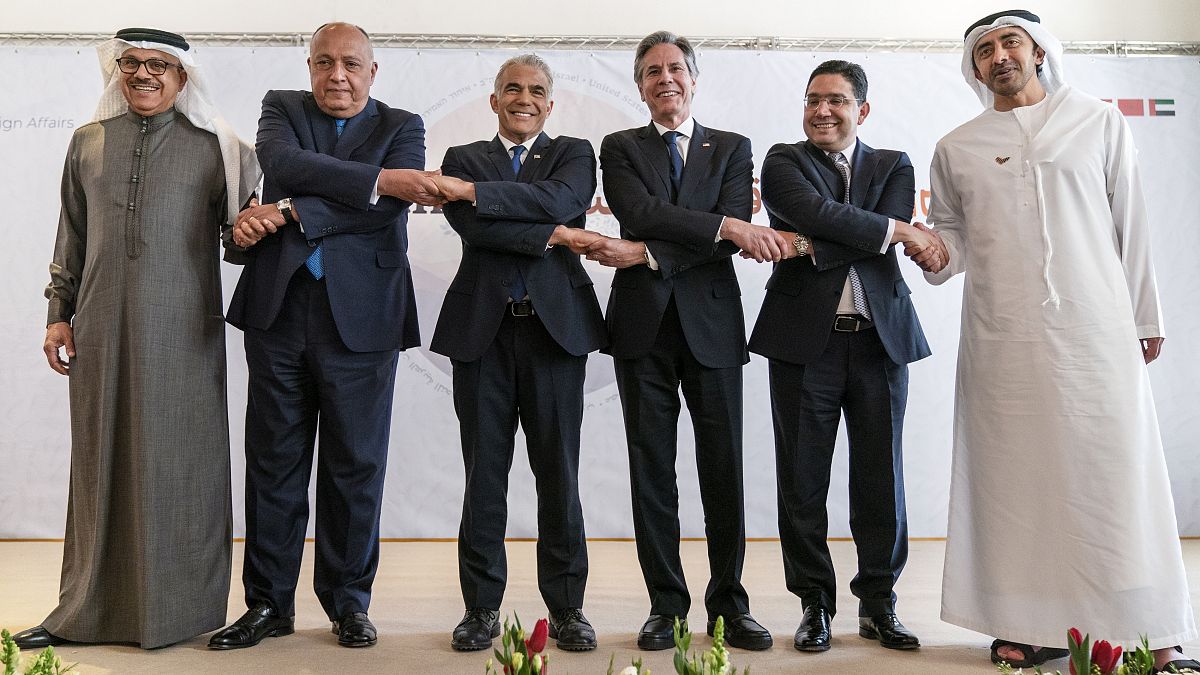 Рукопожатие министров иностранных дел Израиля, Египта, ОАЭ, Марокко, Бахрейна и США на саммите в Негеве