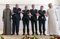 Рукопожатие министров иностранных дел Израиля, Египта, ОАЭ, Марокко, Бахрейна и США на саммите в Негеве