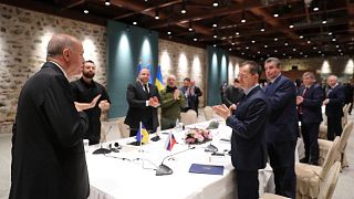 Le président turc Recep Tayyip Erdoğan en présence des délégations ukrainienne et russe lors des pourparlers organisés à Istanbul le 29 mars 2022