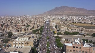 تظاهرات صدها هزار یمنی در صنعا به مناسبت آغاز هشتمین سالگرد جنگ در محکومیت عربستان سعودی و متحدانش