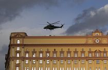 مروحية عسكرية تقلع من المبنى الرئيسي لجهاز الأمن الفدرالي الروسي (إف إس بي) في موسكو