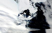 صورة قمر صناعي قدمتها ناسا لانهيار الجرف الجليدي في شرق القارة القطبية الجنوبية، 16 مارس 2022