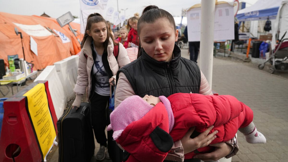 Украинские беженцы на пограничном переходе в Медыке в Польше, 29 марта 2022 года