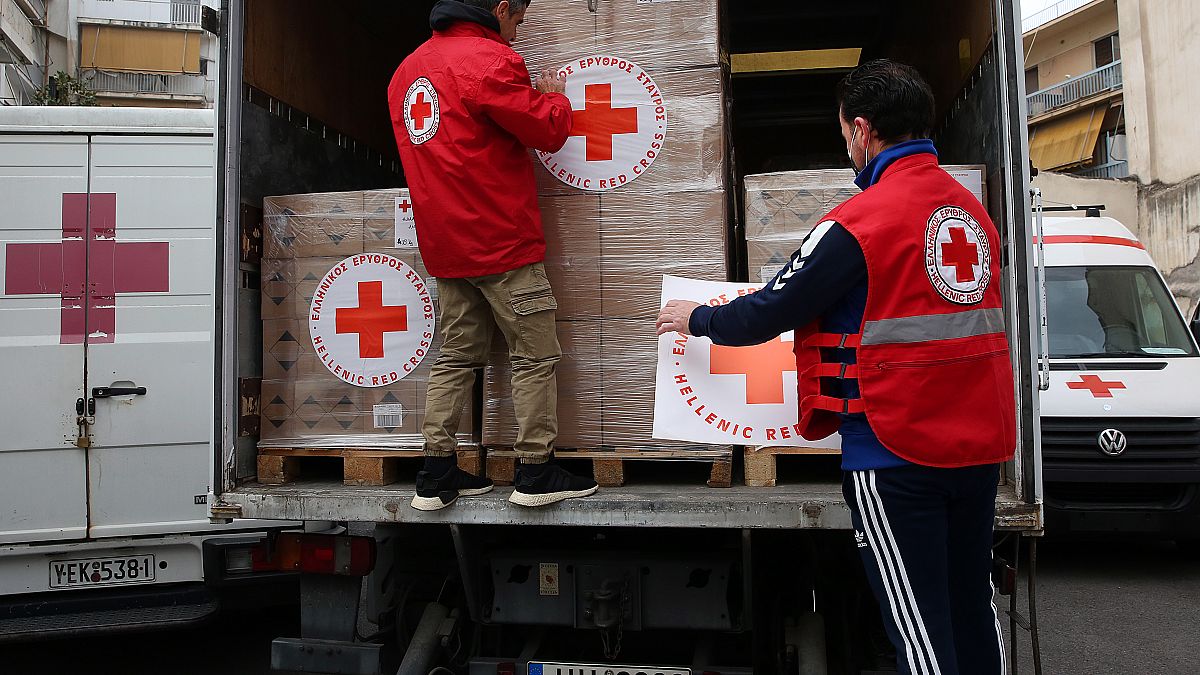 Φορτηγά του Ελληνικού Ερυθρού Σταυρού ετοιμάζονται από εθελοντές για να αναχωρήσουν για την Ουκρανία μεταφέροντας ανθρωπιστική βοήθεια για τον ουκρανικό λαό