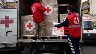 Φορτηγά του Ελληνικού Ερυθρού Σταυρού ετοιμάζονται από εθελοντές για να αναχωρήσουν για την Ουκρανία μεταφέροντας ανθρωπιστική βοήθεια για τον ουκρανικό λαό