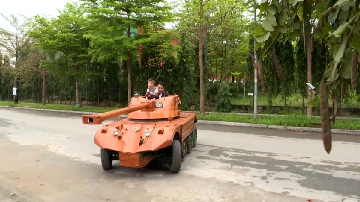 صورة من فيديو للدبابة الخشبية 
