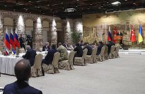 Στιγμιότυπο από τη συνάντηση της ρωσικής με την ουκρανική αντιπροσωπεία στην Κωνσταντινούπολη