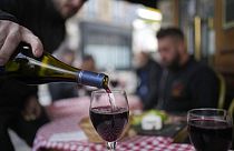 Französischer Genuss: Ein Kunde schenkt ein Glas Beaujolais Nouveau in einem Restaurant in Boulogne Billancourt, außerhalb von Paris, ein