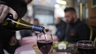 Le plaisir à la française : Un client verse un verre de Beaujolais Nouveau dans un restaurant de Boulogne Billancourt, en banlieue parisienne.