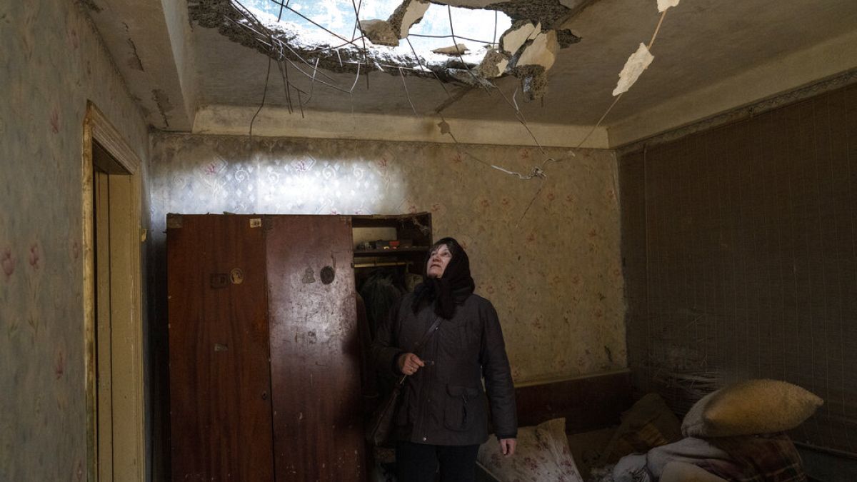 Une dame inspecte les dégâts causés par l'attaque de sa maison près à Brovary, près de Kiyv.