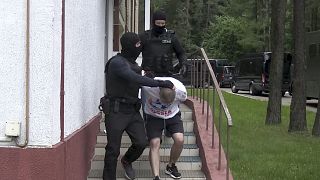 صورة للتلفزيون والراديو البيلاروسي تظهر ضباط بيلاروسيين يلقون القبض على روسي من مجموعة فاغنر من مصحة نفسية خارج مينسك، بيلاروسيا. 29 يوليو، 2020 