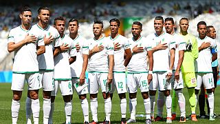 الفريق الوطني الجزائري لكرة القدم يغني نشيده الوطني خلال مباراة المجموعة الرابعة في البطولة الأولمبية لكرة القدم، في ملعب مينيراو في بيلو هوريزونتي، البرازيل، في 10 أغسطس 2016