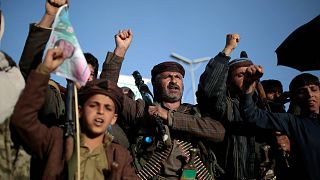 أنصار جماعة الحوثي أثناء مشاركتهم في مظاهرة ضد الولايات المتحدة بسبب قرارها تصنيف الحوثيين منظمة إرهابية أجنبية، صنعاء، اليمن، 25 يناير / كانون الثاني 2021